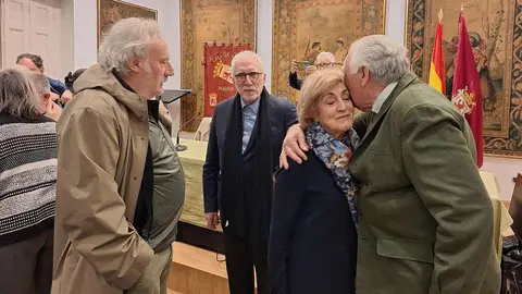 La Casa de León en Madrid acogió la presentación de 'Cuadernos de narrativa: Julio Llamazares', un volumen clave sobre la obra del autor leonés.
