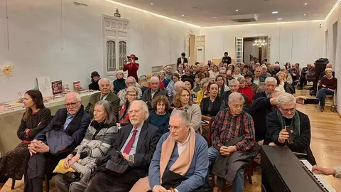 La Casa de León en Madrid acogió la presentación de 'Cuadernos de narrativa: Julio Llamazares', un volumen clave sobre la obra del autor leonés.