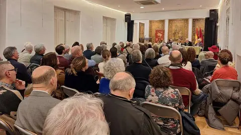 La Casa de León en Madrid acogió la presentación de 'Cuadernos de narrativa: Julio Llamazares', un volumen clave sobre la obra del autor leonés.