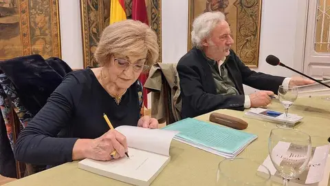 La Casa de León en Madrid acogió la presentación de 'Cuadernos de narrativa: Julio Llamazares', un volumen clave sobre la obra del autor leonés.