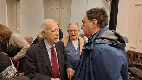 La Casa de León en Madrid acogió la presentación de 'Cuadernos de narrativa: Julio Llamazares', un volumen clave sobre la obra del autor leonés.