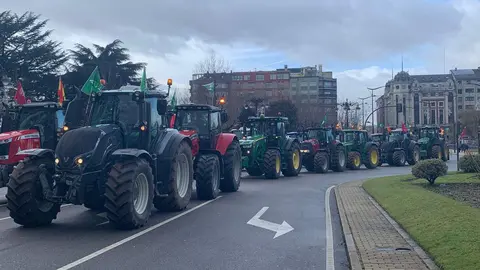 El corazón de León quedó prácticamente paralizado este jueves por la llegada de más de un centenar de tractores y cientos de agricultores y ganaderos que secundaron la tractorada convocada por las principales organizaciones profesionales agrarias. A.F. Reca