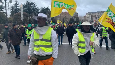 El corazón de León quedó prácticamente paralizado este jueves por la llegada de más de un centenar de tractores y cientos de agricultores y ganaderos que secundaron la tractorada convocada por las principales organizaciones profesionales agrarias. A.F. Reca