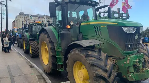 El corazón de León quedó prácticamente paralizado este jueves por la llegada de más de un centenar de tractores y cientos de agricultores y ganaderos que secundaron la tractorada convocada por las principales organizaciones profesionales agrarias. A.F. Reca