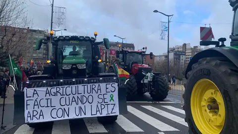 El corazón de León quedó prácticamente paralizado este jueves por la llegada de más de un centenar de tractores y cientos de agricultores y ganaderos que secundaron la tractorada convocada por las principales organizaciones profesionales agrarias. A.F. Reca
