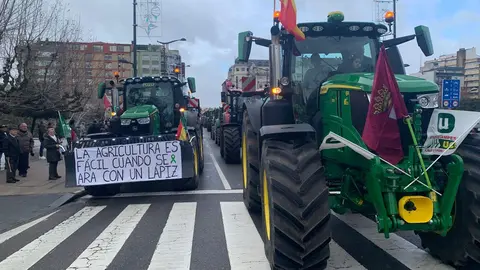 El corazón de León quedó prácticamente paralizado este jueves por la llegada de más de un centenar de tractores y cientos de agricultores y ganaderos que secundaron la tractorada convocada por las principales organizaciones profesionales agrarias. A.F. Reca