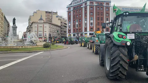 El corazón de León quedó prácticamente paralizado este jueves por la llegada de más de un centenar de tractores y cientos de agricultores y ganaderos que secundaron la tractorada convocada por las principales organizaciones profesionales agrarias. A.F. Reca