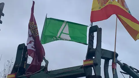 El corazón de León quedó prácticamente paralizado este jueves por la llegada de más de un centenar de tractores y cientos de agricultores y ganaderos que secundaron la tractorada convocada por las principales organizaciones profesionales agrarias. A.F. Reca