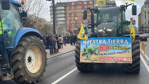 El corazón de León quedó prácticamente paralizado este jueves por la llegada de más de un centenar de tractores y cientos de agricultores y ganaderos que secundaron la tractorada convocada por las principales organizaciones profesionales agrarias. A.F. Reca