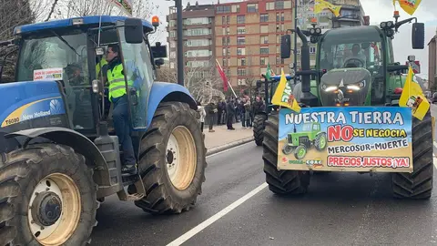 El corazón de León quedó prácticamente paralizado este jueves por la llegada de más de un centenar de tractores y cientos de agricultores y ganaderos que secundaron la tractorada convocada por las principales organizaciones profesionales agrarias. A.F. Reca