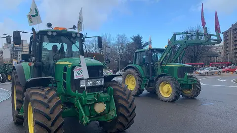 El corazón de León quedó prácticamente paralizado este jueves por la llegada de más de un centenar de tractores y cientos de agricultores y ganaderos que secundaron la tractorada convocada por las principales organizaciones profesionales agrarias. A.F. Reca