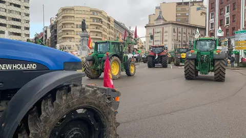 El corazón de León quedó prácticamente paralizado este jueves por la llegada de más de un centenar de tractores y cientos de agricultores y ganaderos que secundaron la tractorada convocada por las principales organizaciones profesionales agrarias. A.F. Reca)