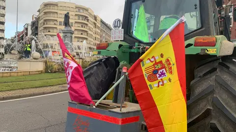 El corazón de León quedó prácticamente paralizado este jueves por la llegada de más de un centenar de tractores y cientos de agricultores y ganaderos que secundaron la tractorada convocada por las principales organizaciones profesionales agrarias. A.F. Reca