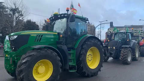 El corazón de León quedó prácticamente paralizado este jueves por la llegada de más de un centenar de tractores y cientos de agricultores y ganaderos que secundaron la tractorada convocada por las principales organizaciones profesionales agrarias. A.F. Reca