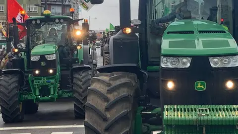 El corazón de León quedó prácticamente paralizado este jueves por la llegada de más de un centenar de tractores y cientos de agricultores y ganaderos que secundaron la tractorada convocada por las principales organizaciones profesionales agrarias. A.F. Reca