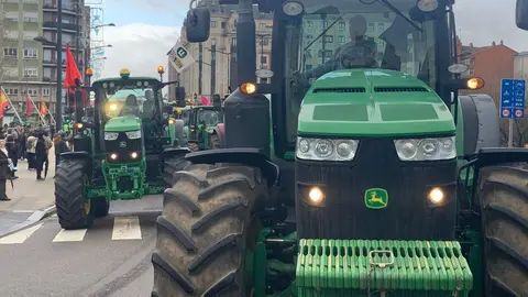 El corazón de León quedó prácticamente paralizado este jueves por la llegada de más de un centenar de tractores y cientos de agricultores y ganaderos que secundaron la tractorada convocada por las principales organizaciones profesionales agrarias. A.F. Reca