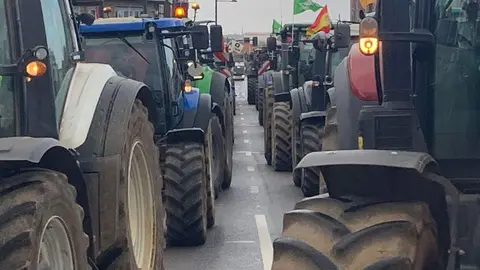 El corazón de León quedó prácticamente paralizado este jueves por la llegada de más de un centenar de tractores y cientos de agricultores y ganaderos que secundaron la tractorada convocada por las principales organizaciones profesionales agrarias. A.F. Reca