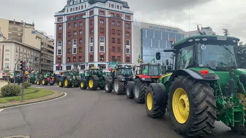 El corazón de León quedó prácticamente paralizado este jueves por la llegada de más de un centenar de tractores y cientos de agricultores y ganaderos que secundaron la tractorada convocada por las principales organizaciones profesionales agrarias. A.F. Reca