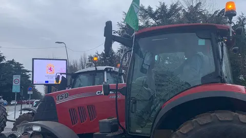 El corazón de León quedó prácticamente paralizado este jueves por la llegada de más de un centenar de tractores y cientos de agricultores y ganaderos que secundaron la tractorada convocada por las principales organizaciones profesionales agrarias. A.F. Reca