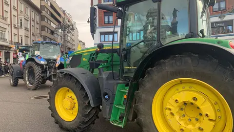El corazón de León quedó prácticamente paralizado este jueves por la llegada de más de un centenar de tractores y cientos de agricultores y ganaderos que secundaron la tractorada convocada por las principales organizaciones profesionales agrarias. A.F. Reca
