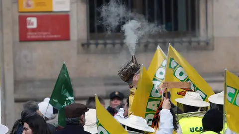 El corazón de León quedó prácticamente paralizado este jueves por la llegada de más de un centenar de tractores y cientos de agricultores y ganaderos que secundaron la tractorada convocada por las principales organizaciones profesionales agrarias. Foto: Peio García