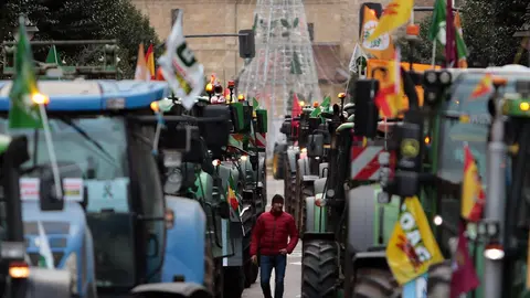 El corazón de León quedó prácticamente paralizado este jueves por la llegada de más de un centenar de tractores y cientos de agricultores y ganaderos que secundaron la tractorada convocada por las principales organizaciones profesionales agrarias. Foto: Peio García