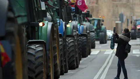 El corazón de León quedó prácticamente paralizado este jueves por la llegada de más de un centenar de tractores y cientos de agricultores y ganaderos que secundaron la tractorada convocada por las principales organizaciones profesionales agrarias. Foto: Peio García
