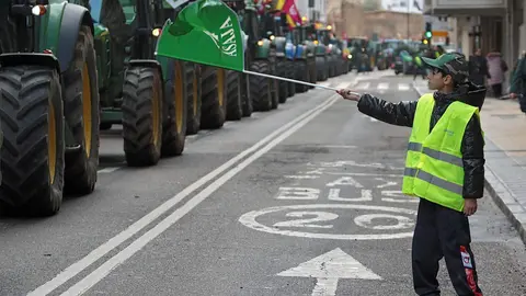 El corazón de León quedó prácticamente paralizado este jueves por la llegada de más de un centenar de tractores y cientos de agricultores y ganaderos que secundaron la tractorada convocada por las principales organizaciones profesionales agrarias. Foto: Peio García