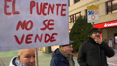 La Plataforma León Sur ha llevado este jueves a las puertas del Ayuntamiento de la capital su rechazo a la planta de biomasa proyectada en Puente Castro. Fotos: Peio García