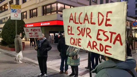 La Plataforma León Sur ha llevado este jueves a las puertas del Ayuntamiento de la capital su rechazo a la planta de biomasa proyectada en Puente Castro. Fotos: Peio García