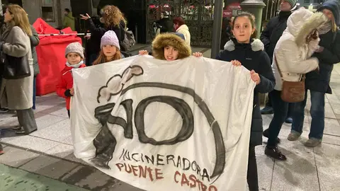 La Plataforma León Sur ha llevado este jueves a las puertas del Ayuntamiento de la capital su rechazo a la planta de biomasa proyectada en Puente Castro. Fotos: Peio García