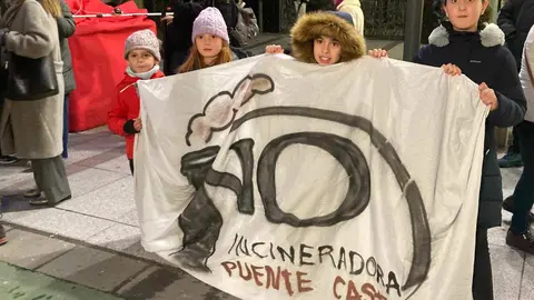 La Plataforma León Sur ha llevado este jueves a las puertas del Ayuntamiento de la capital su rechazo a la planta de biomasa proyectada en Puente Castro. Fotos: Peio García