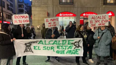 La Plataforma León Sur ha llevado este jueves a las puertas del Ayuntamiento de la capital su rechazo a la planta de biomasa proyectada en Puente Castro. Fotos: Peio García