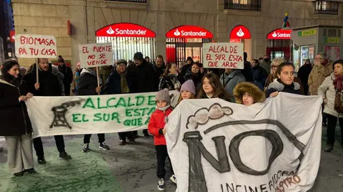 La Plataforma León Sur ha llevado este jueves a las puertas del Ayuntamiento de la capital su rechazo a la planta de biomasa proyectada en Puente Castro. Fotos: Peio García