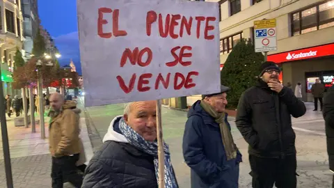 La Plataforma León Sur ha llevado este jueves a las puertas del Ayuntamiento de la capital su rechazo a la planta de biomasa proyectada en Puente Castro. Fotos: Peio García