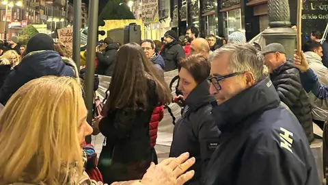 La Plataforma León Sur ha llevado este jueves a las puertas del Ayuntamiento de la capital su rechazo a la planta de biomasa proyectada en Puente Castro.