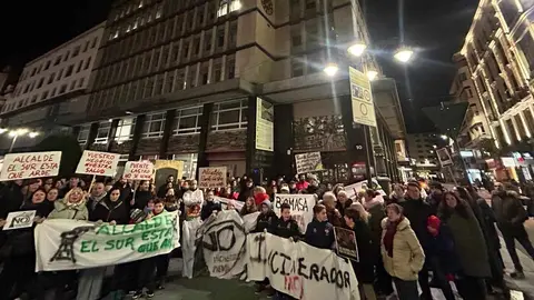 La Plataforma León Sur ha llevado este jueves a las puertas del Ayuntamiento de la capital su rechazo a la planta de biomasa proyectada en Puente Castro.