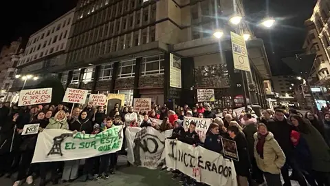 La Plataforma León Sur ha llevado este jueves a las puertas del Ayuntamiento de la capital su rechazo a la planta de biomasa proyectada en Puente Castro.