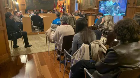 El pleno municipal de Ayuntamiento de León, que de nuevo se ha celebrado en el Palacio de los Guzmanes, ha tomado diferentes acuerdos, entre ellos la nueva ordenanza del taxi, consorcio de transporte y cambio en el nombre de calles. Fotos: A.F. Reca