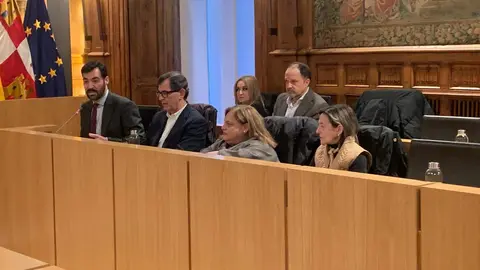 El pleno municipal de Ayuntamiento de León, que de nuevo se ha celebrado en el Palacio de los Guzmanes, ha tomado diferentes acuerdos, entre ellos la nueva ordenanza del taxi, consorcio de transporte y cambio en el nombre de calles. Fotos: A.F. Reca