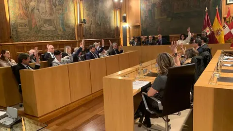 El pleno municipal de Ayuntamiento de León, que de nuevo se ha celebrado en el Palacio de los Guzmanes, ha tomado diferentes acuerdos, entre ellos la nueva ordenanza del taxi, consorcio de transporte y cambio en el nombre de calles. Fotos: A.F. Reca