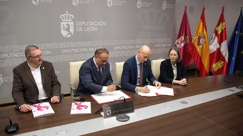 El presidente de la Diputación de León, Gerardo Álvarez Courel, y el alcalde de León, José Antonio Diez, firman un convenio para potenciar el sector agroalimentario de la provincia. Fotos: Peio García
