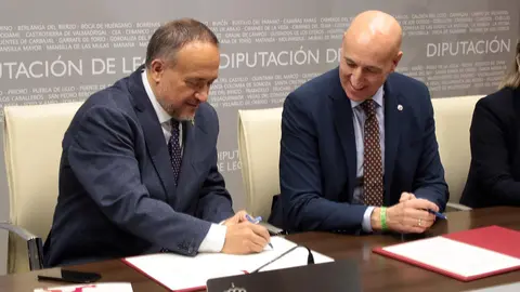 El presidente de la Diputación de León, Gerardo Álvarez Courel, y el alcalde de León, José Antonio Diez, firman un convenio para potenciar el sector agroalimentario de la provincia. Fotos: Peio García