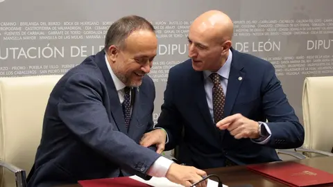 El presidente de la Diputación de León, Gerardo Álvarez Courel, y el alcalde de León, José Antonio Diez, firman un convenio para potenciar el sector agroalimentario de la provincia. Fotos: Peio García
