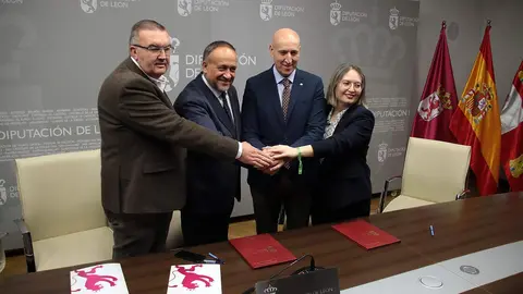 El presidente de la Diputación de León, Gerardo Álvarez Courel, y el alcalde de León, José Antonio Diez, firman un convenio para potenciar el sector agroalimentario de la provincia. Fotos: Peio García