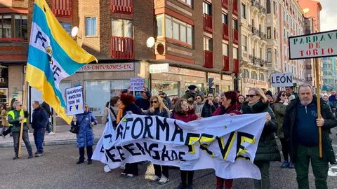Este sábado se produjo un nuevo corte reivindicativo de Padre Isla el por futuro de Feve en León. Foto: Peio García.