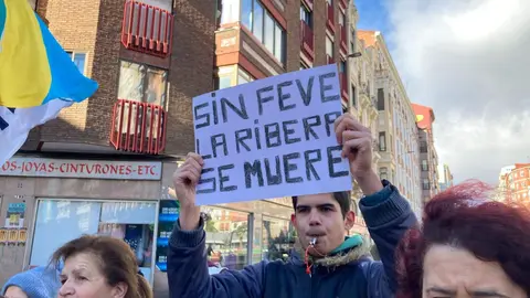 Este sábado se produjo un nuevo corte reivindicativo de Padre Isla el por futuro de Feve en León. Foto: Peio García.