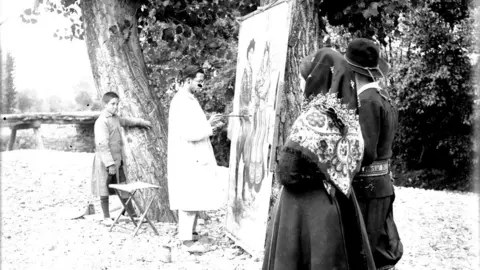 Fotografía realizada por la Escuela de la Cerámica en Val de San Lorenzo en 1926 durante un curso de verano. Foto cedidas por el Museo de Historia de Madrid y el Ayuntamiento de Val de San Lorenzo.
