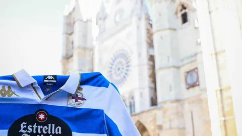 Cientos de seguidores del Deportivo de La Coruña acompañan a su equipo en un desplazamiento marcado por la convivencia y la expectación deportiva.