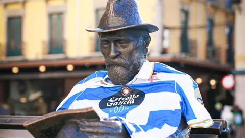 Cientos de seguidores del Deportivo de La Coruña acompañan a su equipo en un desplazamiento marcado por la convivencia y la expectación deportiva.